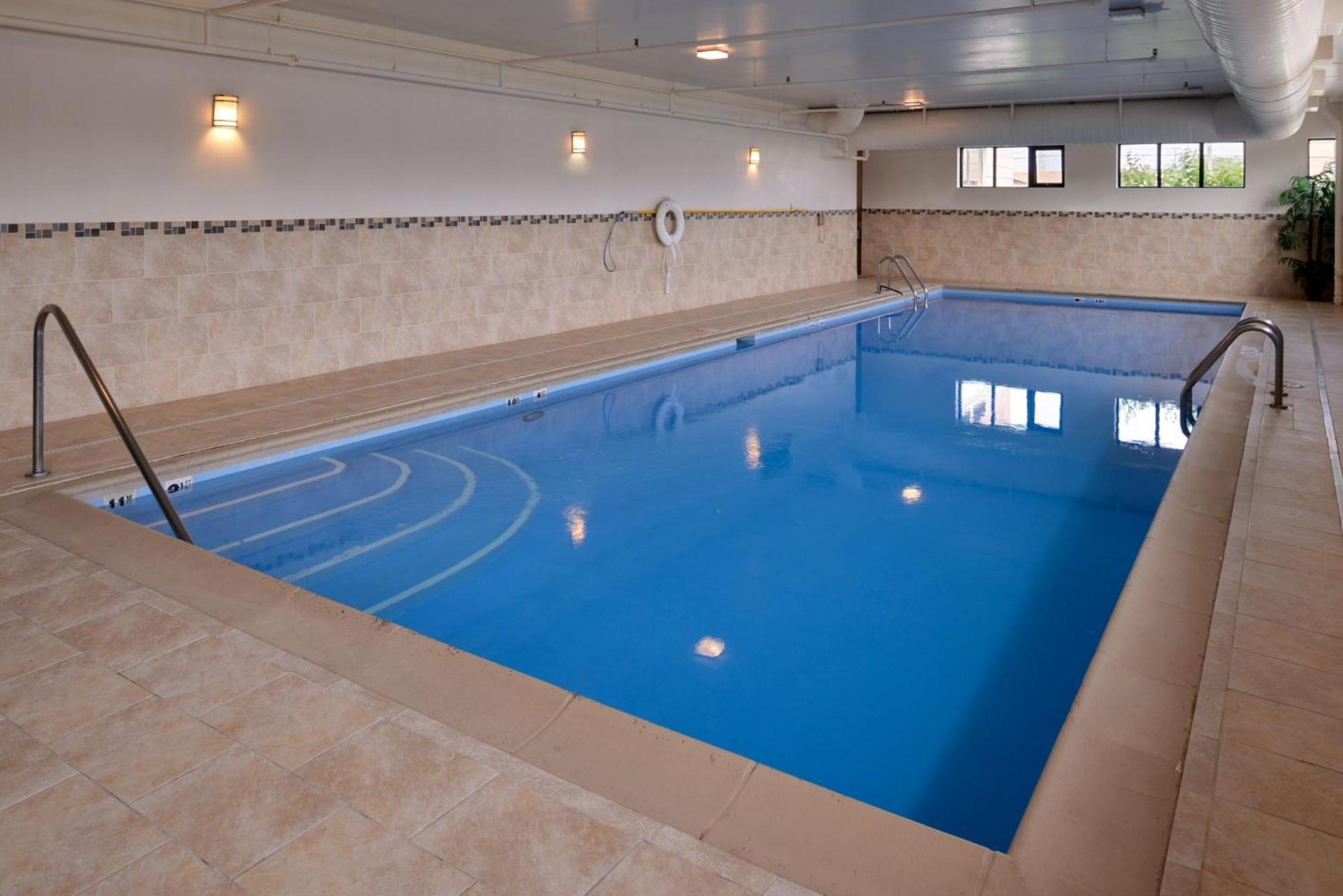 Holiday Inn Express Crestwood By Ihg Buitenkant foto
