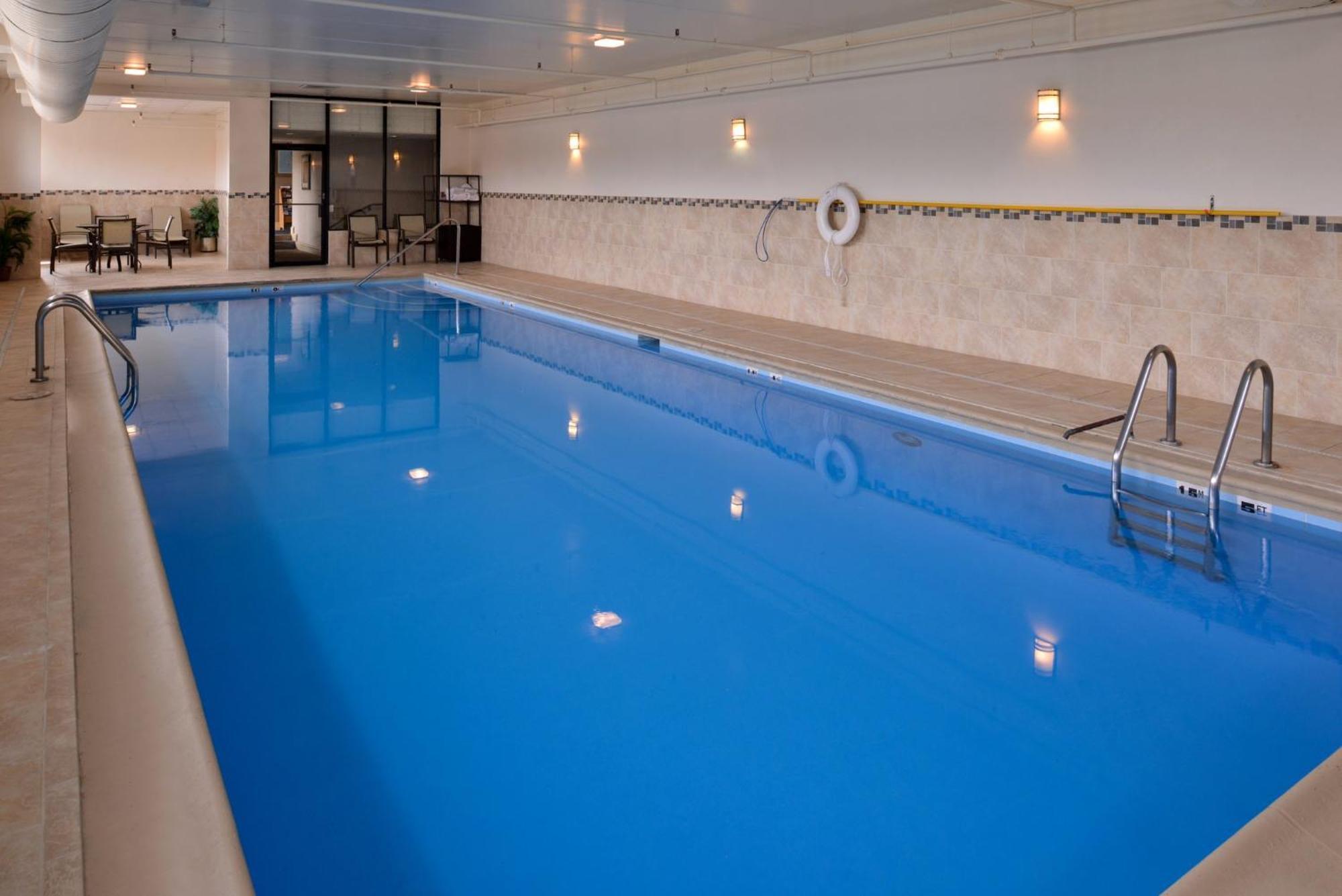 Holiday Inn Express Crestwood By Ihg Buitenkant foto