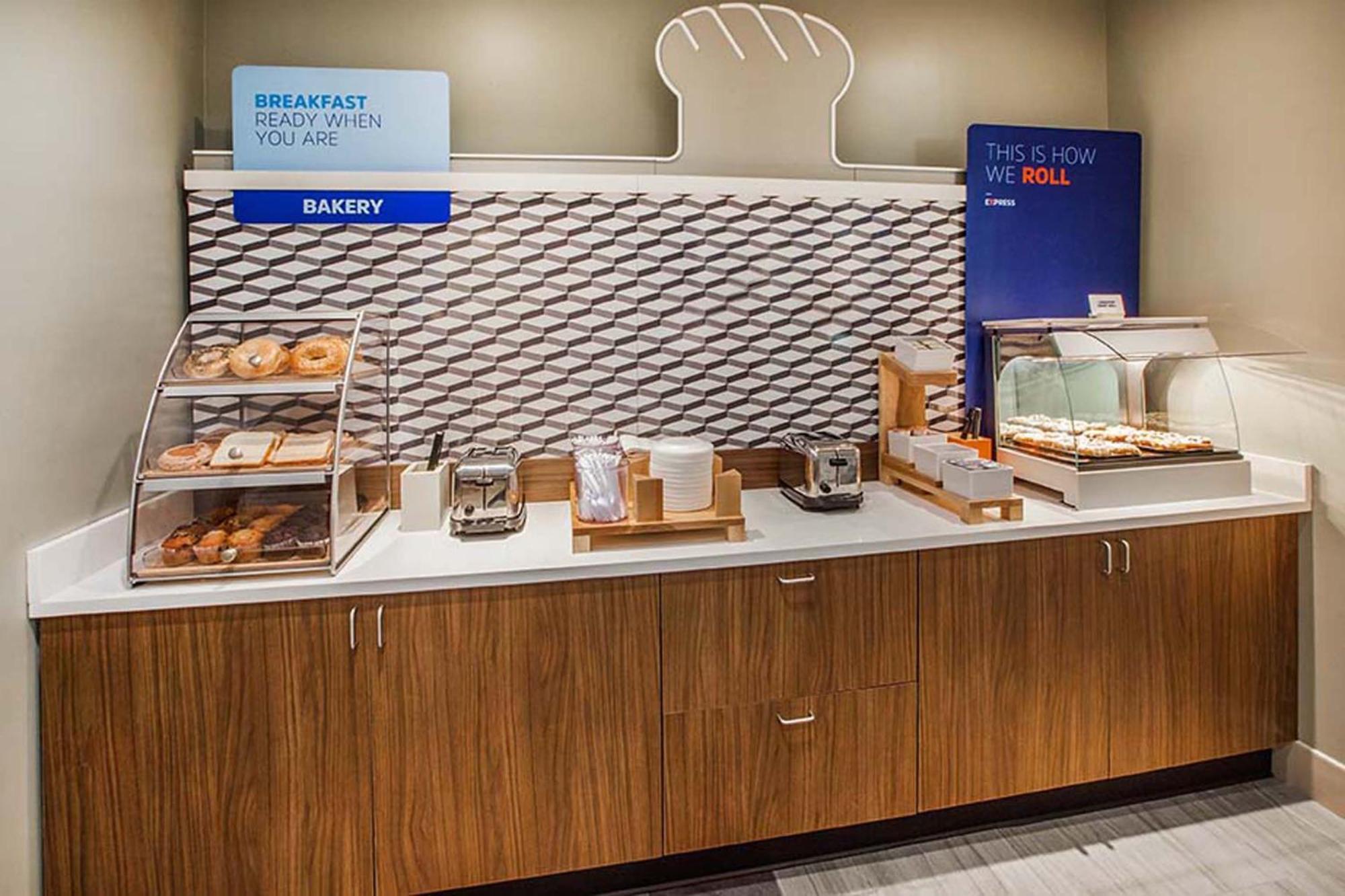 Holiday Inn Express Crestwood By Ihg Buitenkant foto